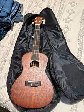 Makala Ukulele Mahogany Soprano Ukulele with Gig Bag - Brown NwoT and Books